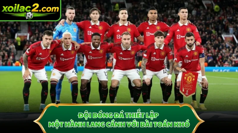 Đội bóng đá thiết lập một hành lang cánh với bài toán khó